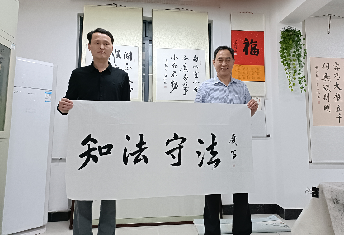 湖南省高级人民法院原党组副书记、副院长刘庆富为法律头条题词“知法守法”